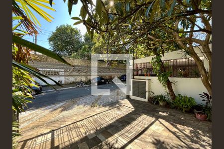 Casa à venda com 350m², 4 quartos e 4 vagas Casa à venda com 350m², 4 quartos e 4 vagasGaragem