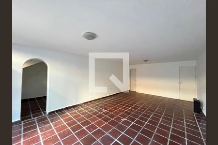 Casa à venda com 350m², 4 quartos e 4 vagas Casa à venda com 350m², 4 quartos e 4 vagasSalão