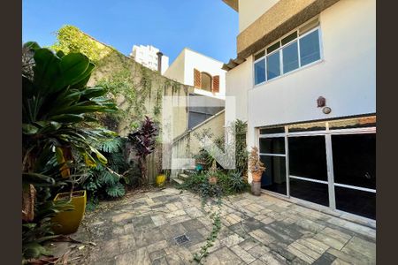 Casa à venda com 350m², 4 quartos e 4 vagas Casa à venda com 350m², 4 quartos e 4 vagasQuintal