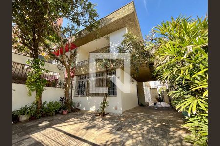 Casa à venda com 350m², 4 quartos e 4 vagas Casa à venda com 350m², 4 quartos e 4 vagasGaragem