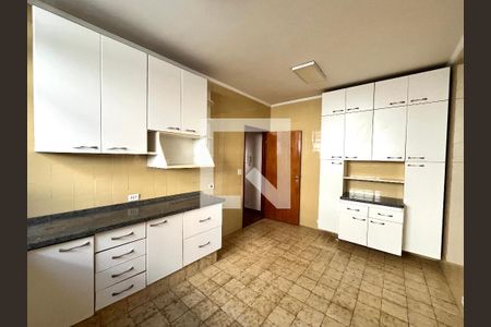 Casa à venda com 350m², 4 quartos e 4 vagas Casa à venda com 350m², 4 quartos e 4 vagasCozinha