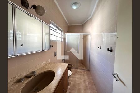 Casa à venda com 350m², 4 quartos e 4 vagas Casa à venda com 350m², 4 quartos e 4 vagasBanheiro da Suíte 1