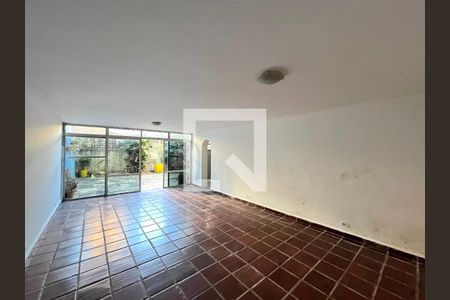 Casa à venda com 350m², 4 quartos e 4 vagas Casa à venda com 350m², 4 quartos e 4 vagasSalão