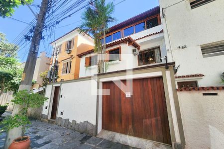 Casa à venda com 302m², 4 quartos e 1 vagaFachada