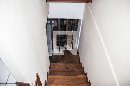 Casa de condomínio para alugar com 108m², 3 quartos e 2 vagasEscada