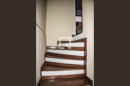 Casa de condomínio para alugar com 108m², 3 quartos e 2 vagasEscada