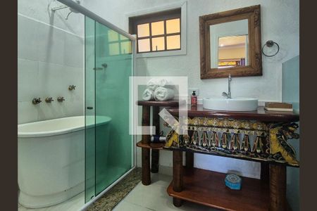 Casa para alugar com 500m², 8 quartos e 5 vagas Casa para alugar com 500m², 8 quartos e 5 vagasBanheiro da Suíte 1