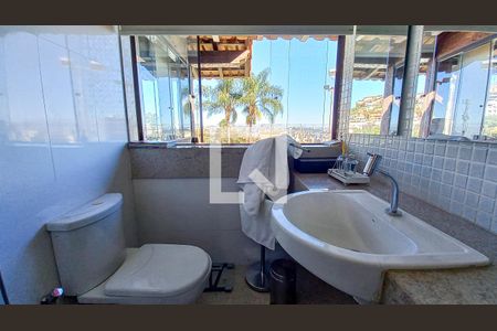 Casa à venda com 700m², 4 quartos e 4 vagasBanheiro do Quarto 1