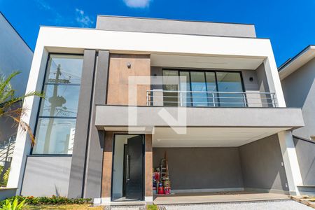 Casa de condomínio à venda com 232m², 3 quartos e 4 vagas Casa de condomínio à venda com 232m², 3 quartos e 4 vagasFachada