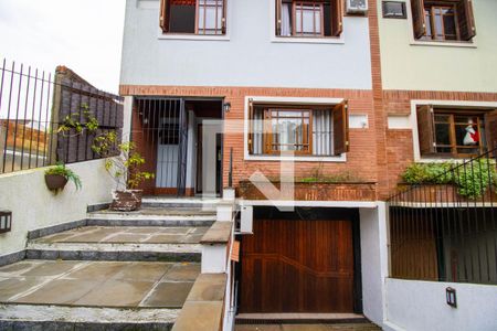 Casa à venda com 230m², 3 quartos e 3 vagas Casa à venda com 230m², 3 quartos e 3 vagasFachada