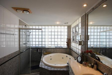 Apartamento à venda com 226m², 3 quartos e 4 vagasBanheiro 1 Suíte 2