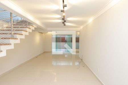 Casa de condomínio à venda com 280m², 3 quartos e 2 vagasSalão