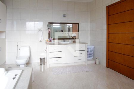 Casa de condomínio à venda com 600m², 6 quartos e 2 vagas Casa de condomínio à venda com 600m², 6 quartos e 2 vagasBanheiro Quarto 4 suíte