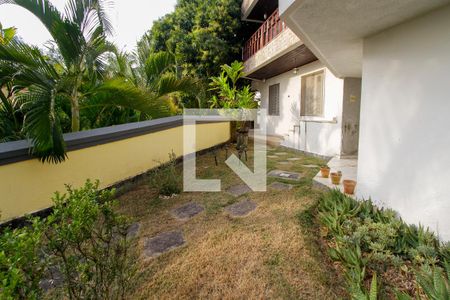 Casa de condomínio à venda com 600m², 6 quartos e 2 vagas Casa de condomínio à venda com 600m², 6 quartos e 2 vagasQuintal da frente