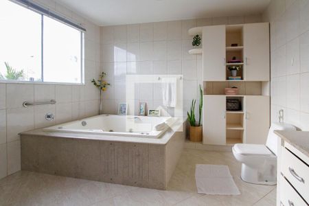 Casa de condomínio à venda com 600m², 6 quartos e 2 vagas Casa de condomínio à venda com 600m², 6 quartos e 2 vagasBanheiro Quarto 4 suíte