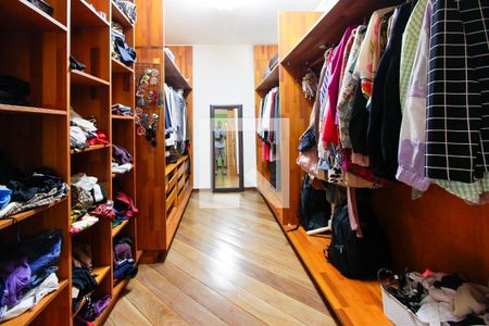 Casa de condomínio à venda com 600m², 6 quartos e 2 vagas Casa de condomínio à venda com 600m², 6 quartos e 2 vagasCloset Banheiro Quarto 4 suíte