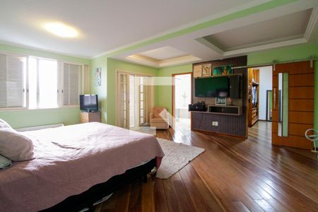 Casa de condomínio à venda com 600m², 6 quartos e 2 vagas Casa de condomínio à venda com 600m², 6 quartos e 2 vagasQuarto 4 suíte