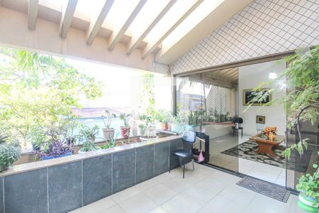 Casa à venda com 350m², 5 quartos e 6 vagasÁrea Externa 