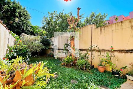 Casa à venda com 218m², 2 quartos e 5 vagas Casa à venda com 218m², 2 quartos e 5 vagasQuintal