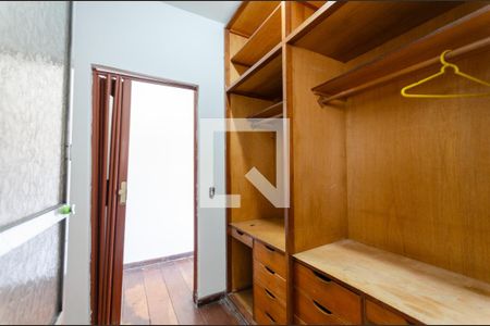 Casa à venda com 435m², 4 quartos e 6 vagasCloset da suíte