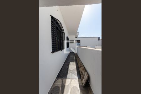 Casa à venda com 435m², 4 quartos e 6 vagasCorredor da área externa