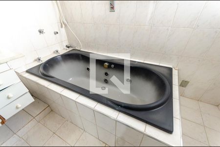 Casa à venda com 435m², 4 quartos e 6 vagasBanheiro da Suíte