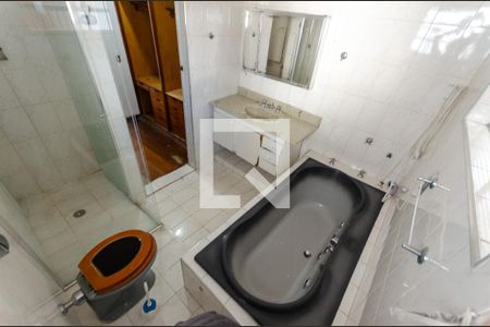 Casa à venda com 435m², 4 quartos e 6 vagasBanheiro da Suíte