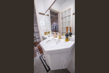 Casa à venda com 240m², 4 quartos e 5 vagasBanheiro 1bo