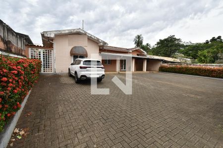 Casa à venda com 345m², 4 quartos e 10 vagasFachada / Garagem