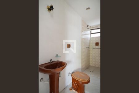 Banheiro de kitnet/studio para alugar com 1 quarto, 30m² em Cristal, Porto Alegre