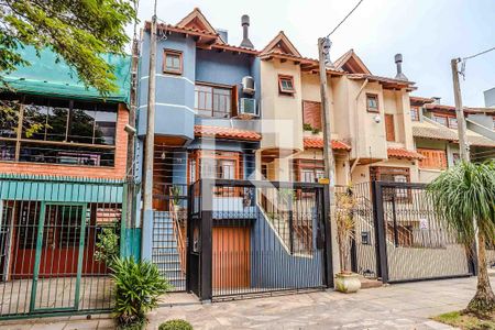 Casa à venda com 187m², 3 quartos e 3 vagas Casa à venda com 187m², 3 quartos e 3 vagasFachada