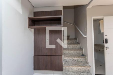 Escada  de casa de condomínio para alugar com 3 quartos, 134m² em Parque Santo Antonio, São Bernardo do Campo