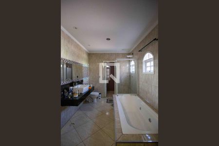 Casa à venda com 252m², 3 quartos e 3 vagasBanheiro da Suíte