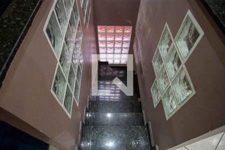 Casa à venda com 252m², 3 quartos e 3 vagasEscada