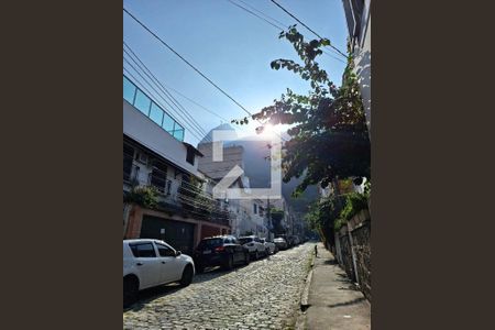 Casa à venda com 250m², 5 quartos e 2 vagas Casa à venda com 250m², 5 quartos e 2 vagasRua