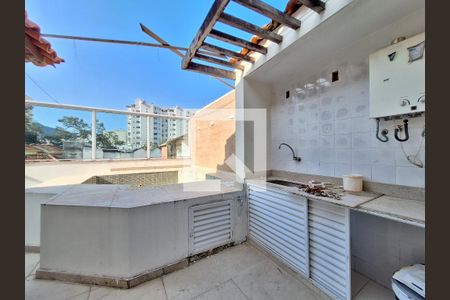 Casa à venda com 250m², 5 quartos e 2 vagas Casa à venda com 250m², 5 quartos e 2 vagasTerraço