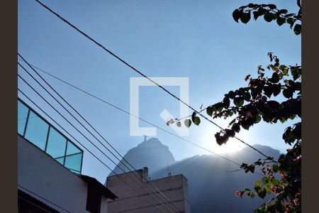 Casa à venda com 250m², 5 quartos e 2 vagas Casa à venda com 250m², 5 quartos e 2 vagasVista