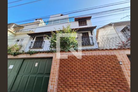 Casa à venda com 250m², 5 quartos e 2 vagas Casa à venda com 250m², 5 quartos e 2 vagasFachada