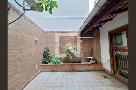 Casa à venda com 250m², 5 quartos e 2 vagas Casa à venda com 250m², 5 quartos e 2 vagasQuintal de inverno