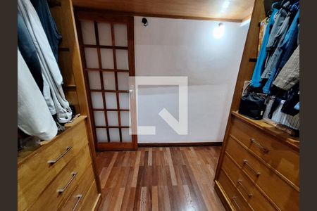 Casa à venda com 250m², 5 quartos e 2 vagas Casa à venda com 250m², 5 quartos e 2 vagasCloset