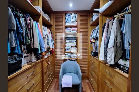 Casa à venda com 250m², 5 quartos e 2 vagas Casa à venda com 250m², 5 quartos e 2 vagasCloset