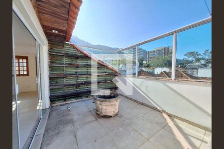 Casa à venda com 250m², 5 quartos e 2 vagas Casa à venda com 250m², 5 quartos e 2 vagasTerraço