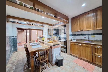 Casa à venda com 250m², 5 quartos e 2 vagas Casa à venda com 250m², 5 quartos e 2 vagasCozinha