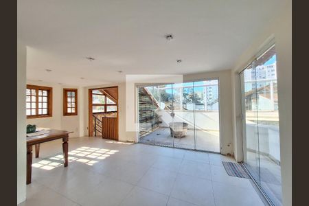 Casa à venda com 250m², 5 quartos e 2 vagas Casa à venda com 250m², 5 quartos e 2 vagasTerraço