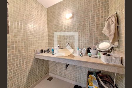 Casa à venda com 250m², 5 quartos e 2 vagas Casa à venda com 250m², 5 quartos e 2 vagasBanheiro da suíte 2