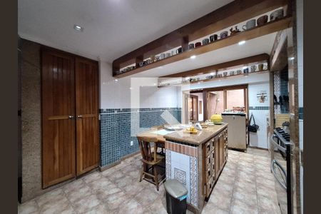 Casa à venda com 250m², 5 quartos e 2 vagas Casa à venda com 250m², 5 quartos e 2 vagasCozinha