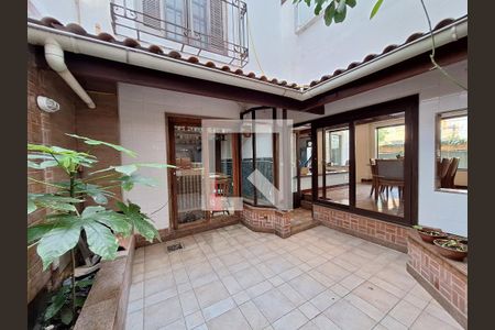 Casa à venda com 250m², 5 quartos e 2 vagas Casa à venda com 250m², 5 quartos e 2 vagasQuintal de inverno