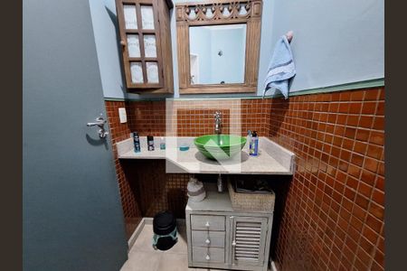 Casa à venda com 250m², 5 quartos e 2 vagas Casa à venda com 250m², 5 quartos e 2 vagasLavabo