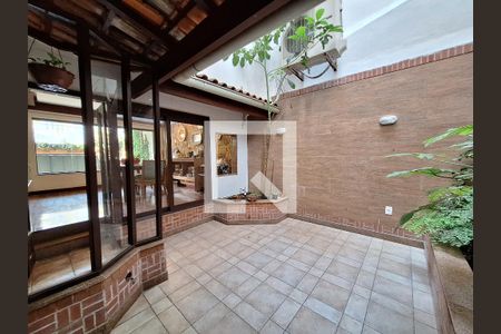 Casa à venda com 250m², 5 quartos e 2 vagas Casa à venda com 250m², 5 quartos e 2 vagasQuintal de inverno