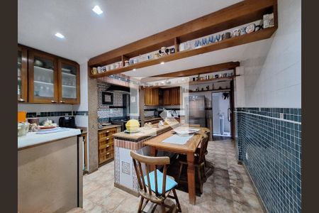 Casa à venda com 250m², 5 quartos e 2 vagas Casa à venda com 250m², 5 quartos e 2 vagasCozinha